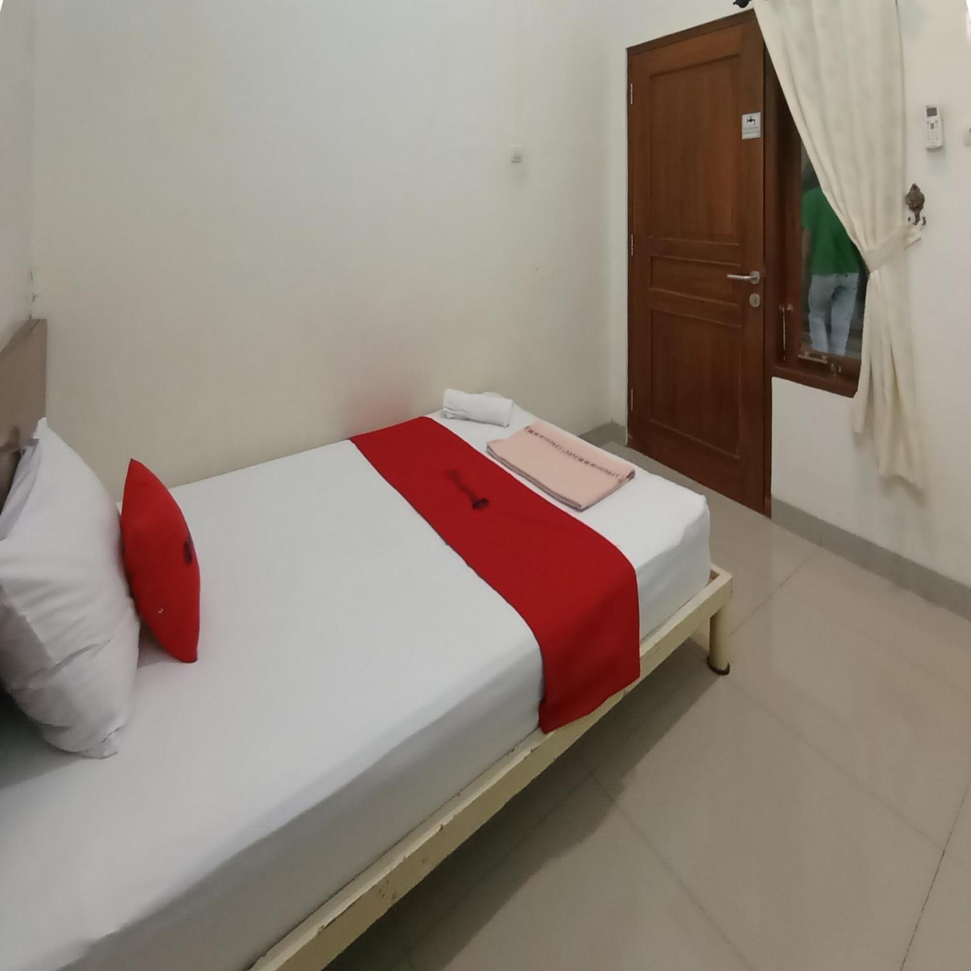 Hotel Reddoorz At Syariah House Purwokerto Esterno foto