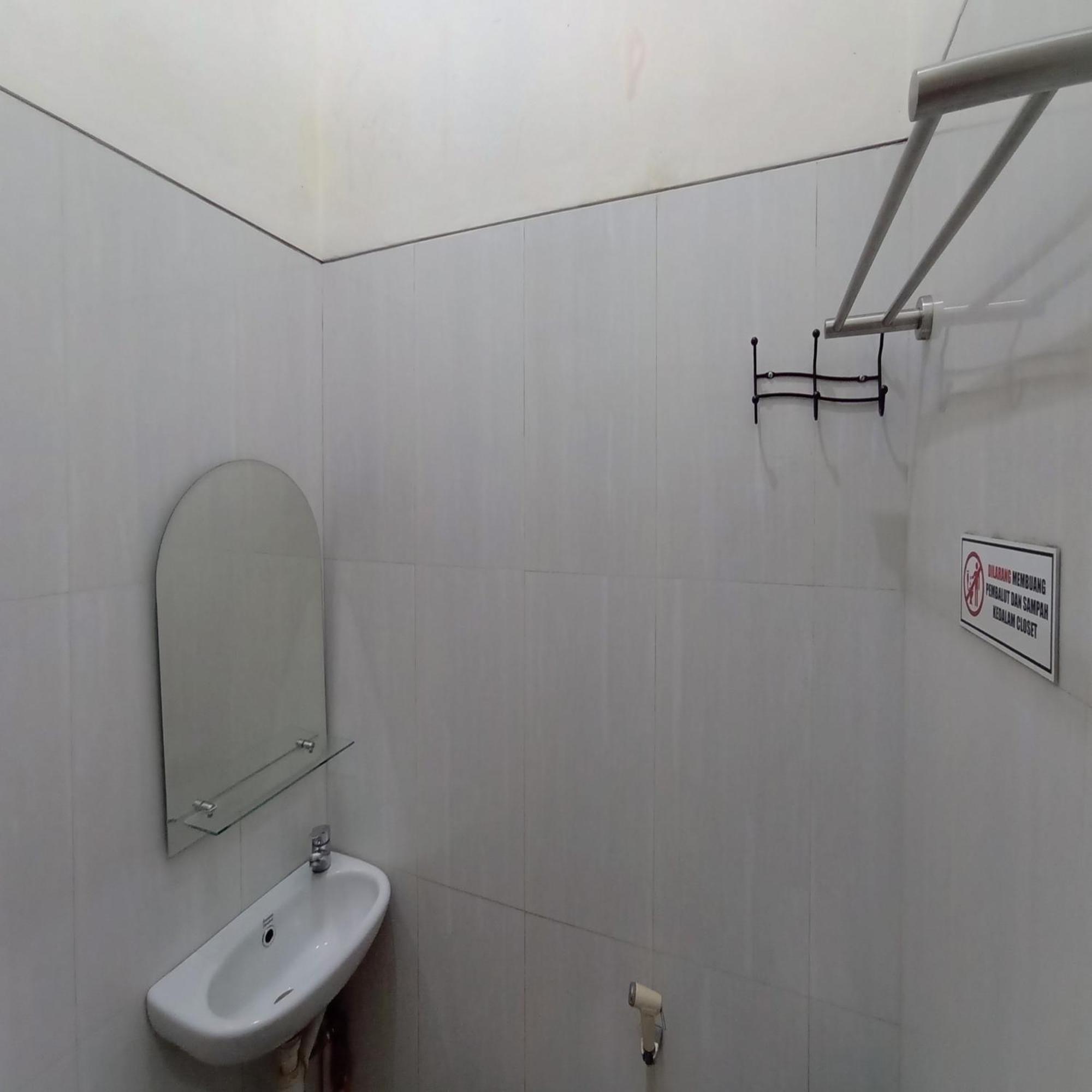 Hotel Reddoorz At Syariah House Purwokerto Esterno foto