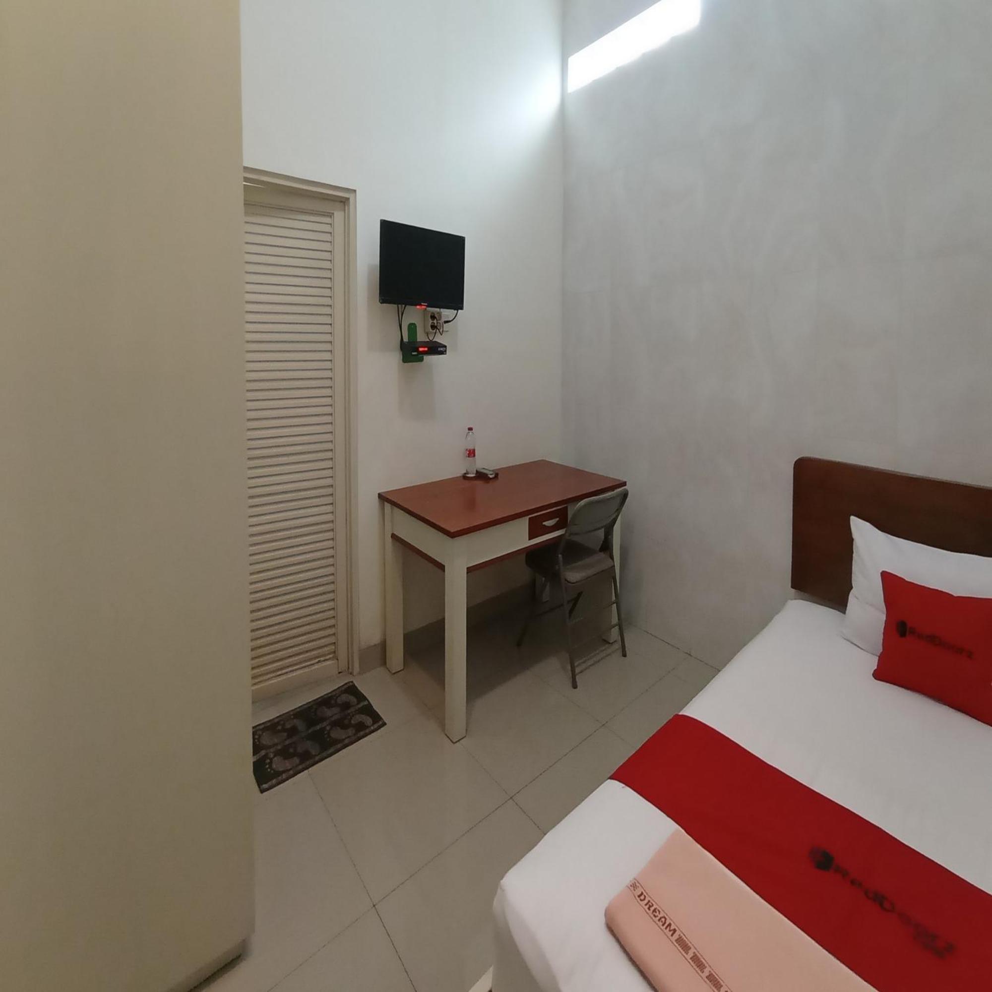 Hotel Reddoorz At Syariah House Purwokerto Esterno foto