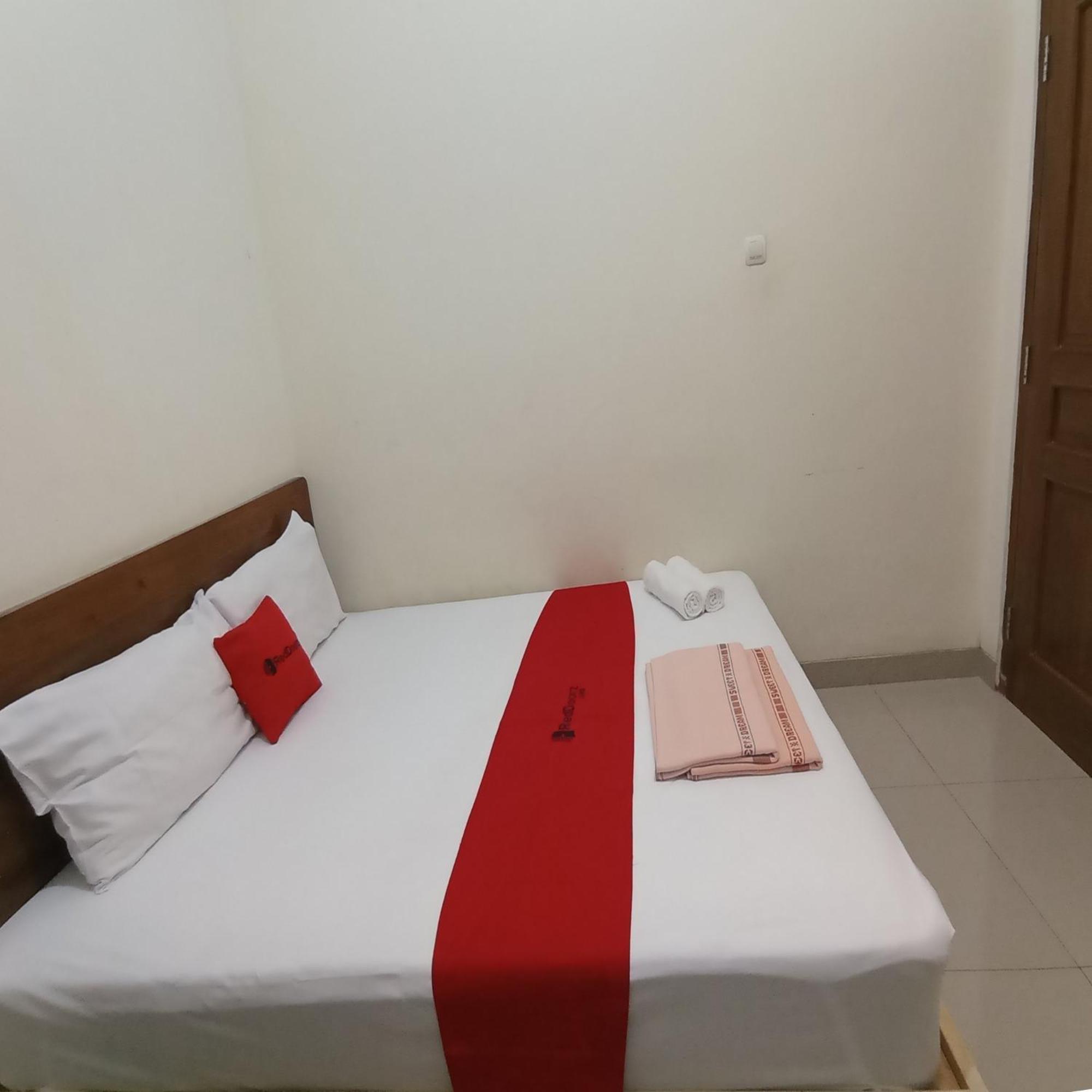 Hotel Reddoorz At Syariah House Purwokerto Esterno foto