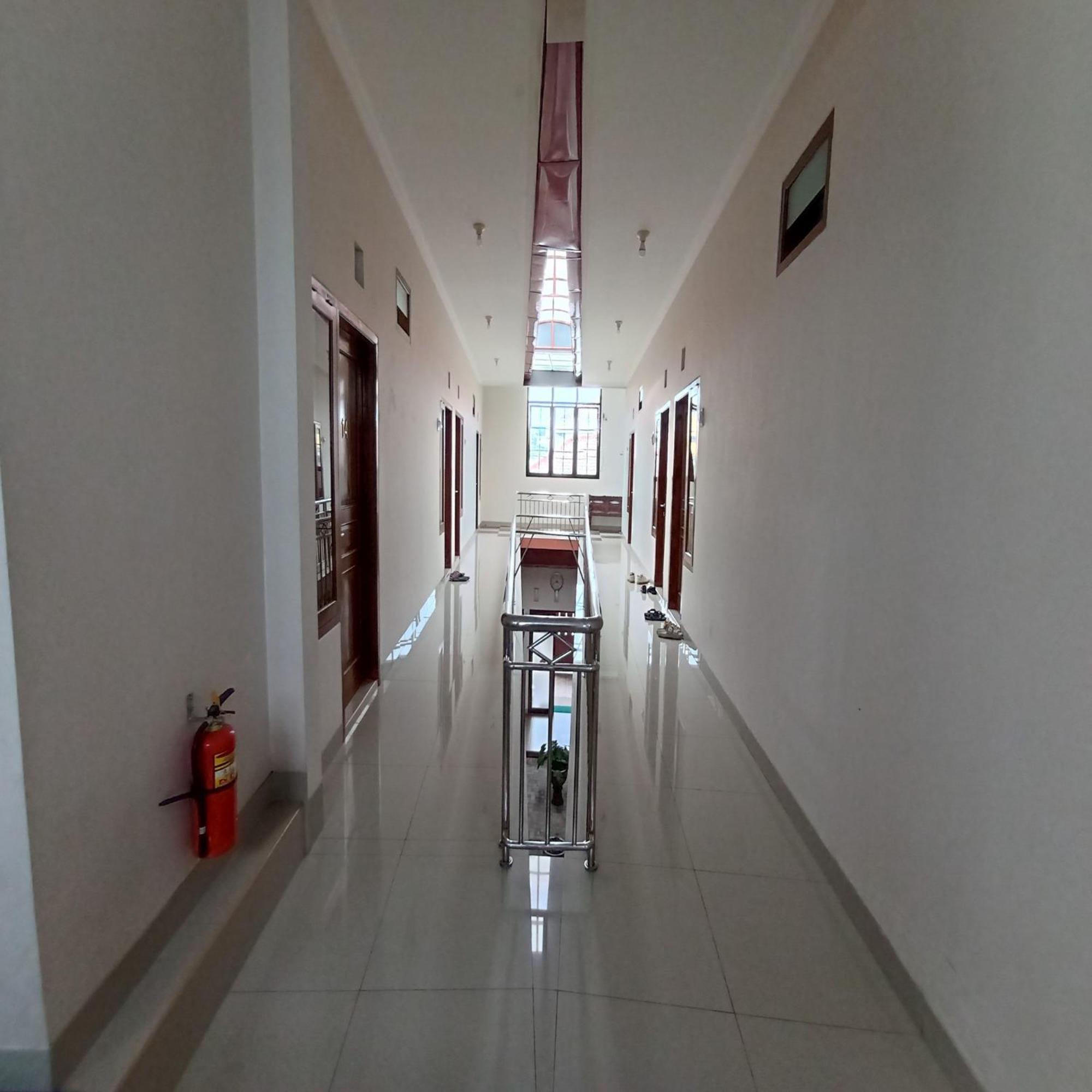 Hotel Reddoorz At Syariah House Purwokerto Esterno foto