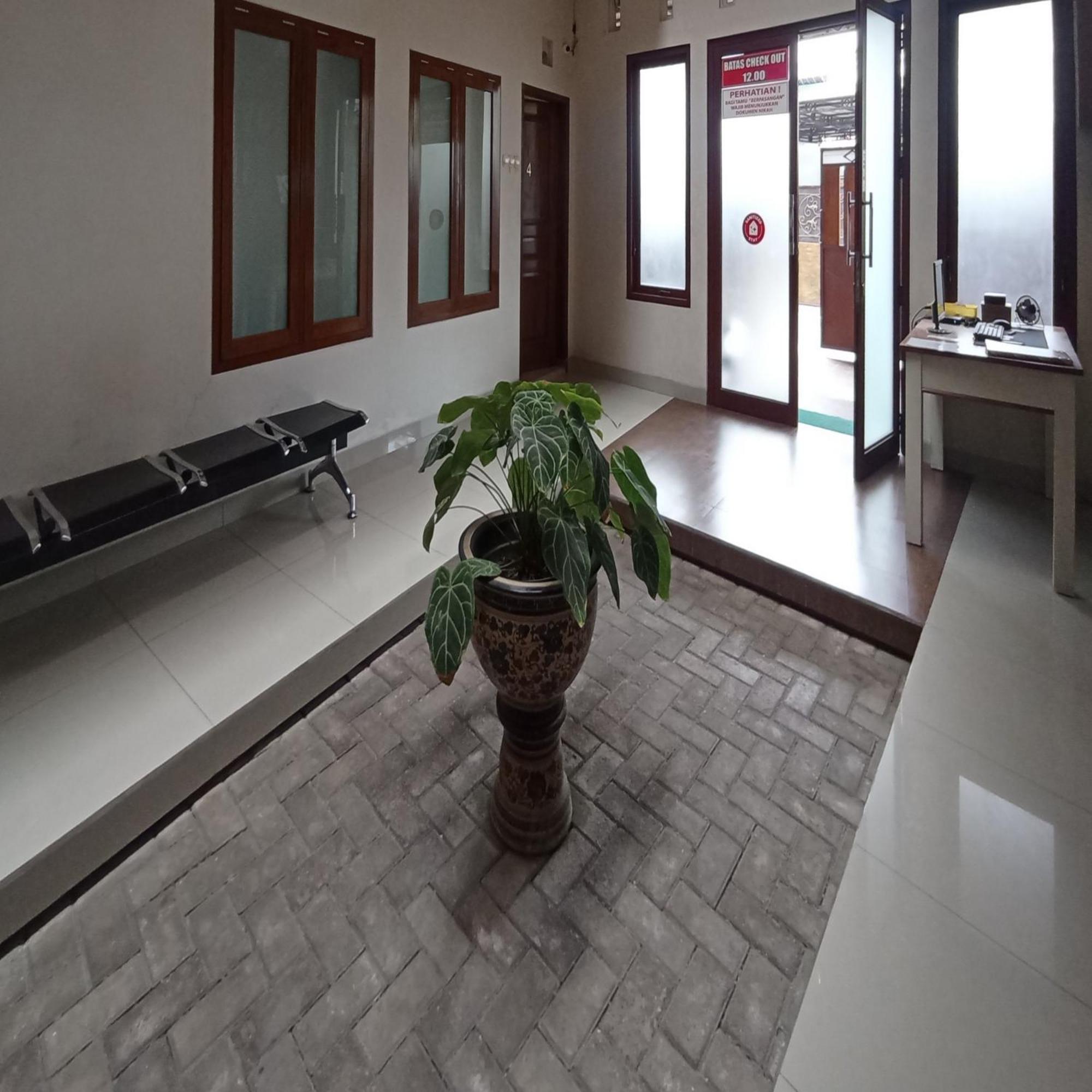 Hotel Reddoorz At Syariah House Purwokerto Esterno foto