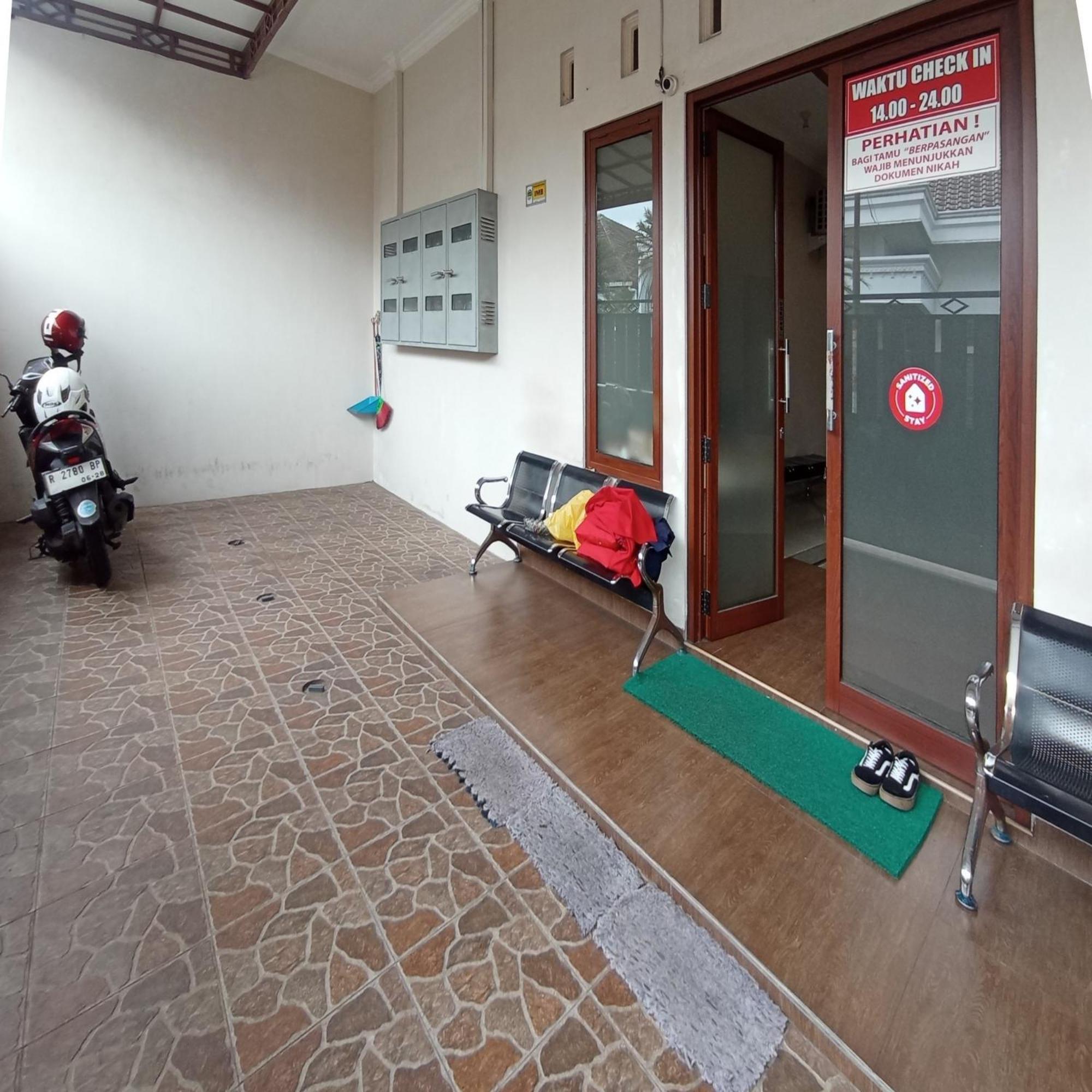 Hotel Reddoorz At Syariah House Purwokerto Esterno foto