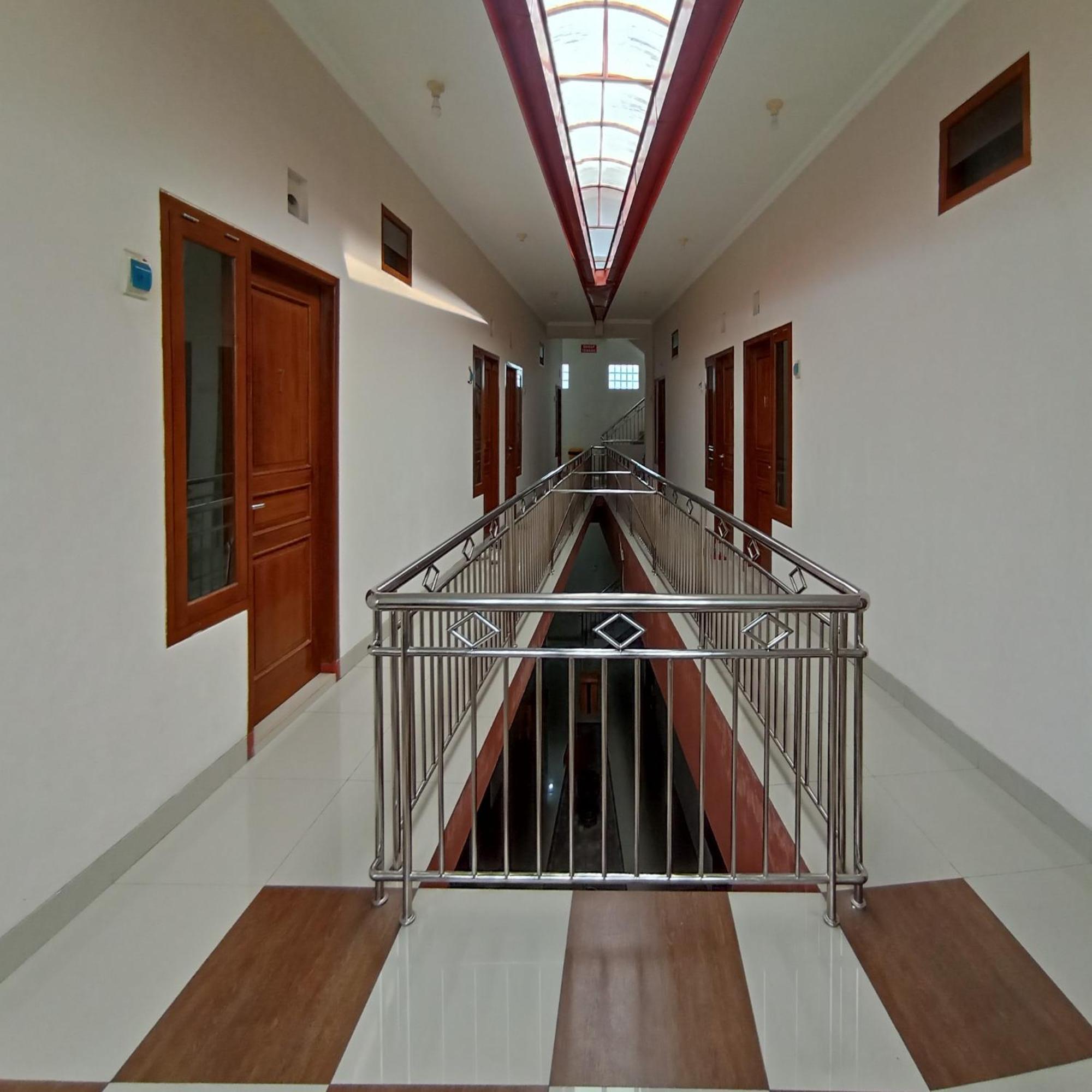 Hotel Reddoorz At Syariah House Purwokerto Esterno foto